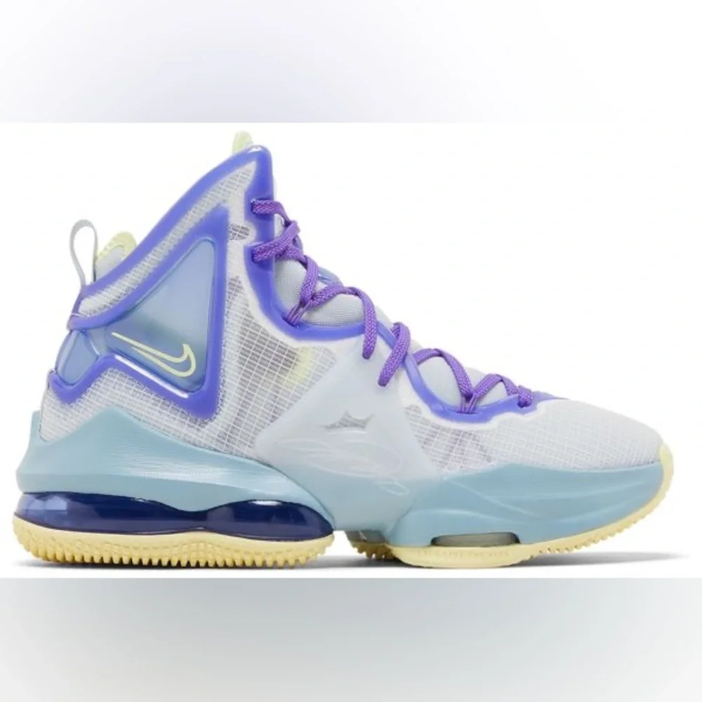Nike - Unisex 2022‎ LeBron 19 GS 'Easter' High Top Sneaker - Sz 4 Y- Multi Color